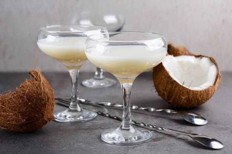 Najlepsze drinki z likierem kokosowym, które musisz spróbować tej wiosny