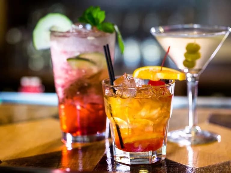 Najlepsze drinki z soplicy malinowej, które zaskoczą Twoich gości