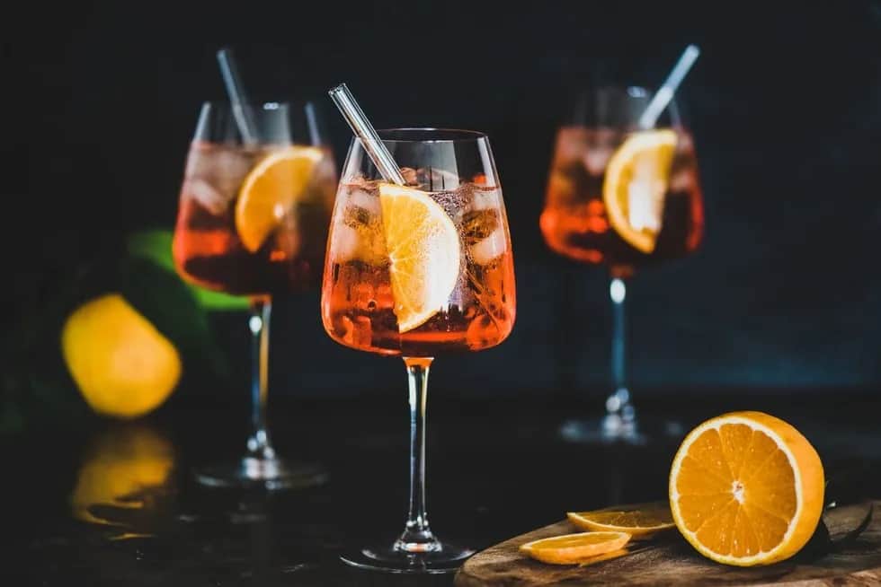 Pyszne drinki z aperolem i wódką, które zaskoczą Twoich gości