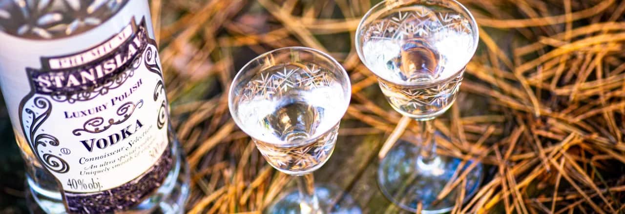 Jak roznosić wódkę na weselu, aby uniknąć chaosu i zaskoczyć gości