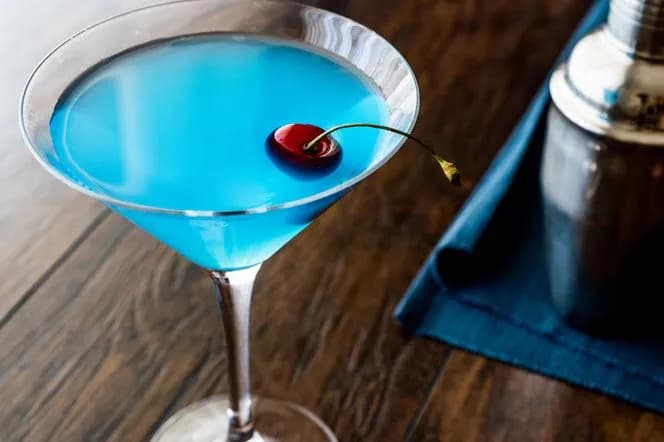 Przepis na drink Blue Moon – klasyczny koktajl pełen smaku