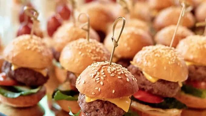 Najlepsze przekąski na urodziny dziecka, które zachwycą maluchy