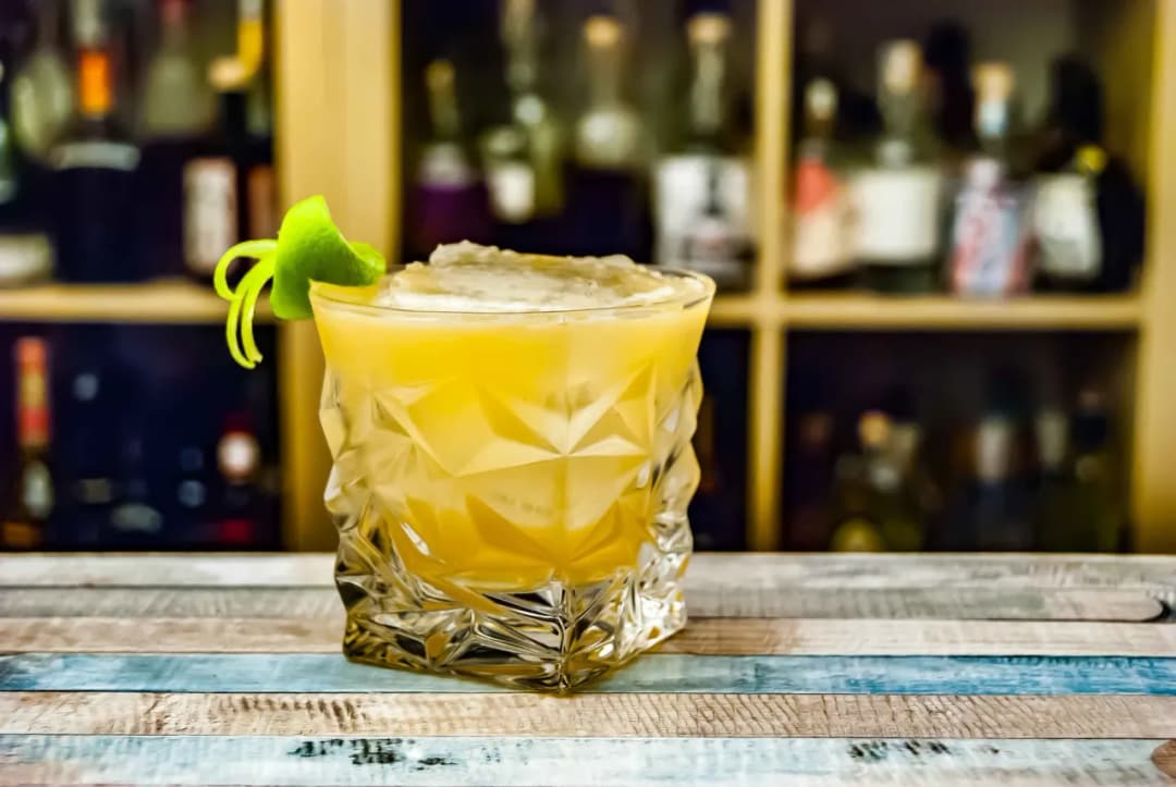 Kwaśny orzeźwiający drink – przepisy na idealne letnie napoje