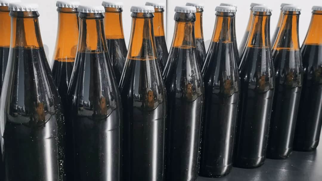 Ile może stać piwo w butelce? Sprawdź, co wpływa na jego świeżość