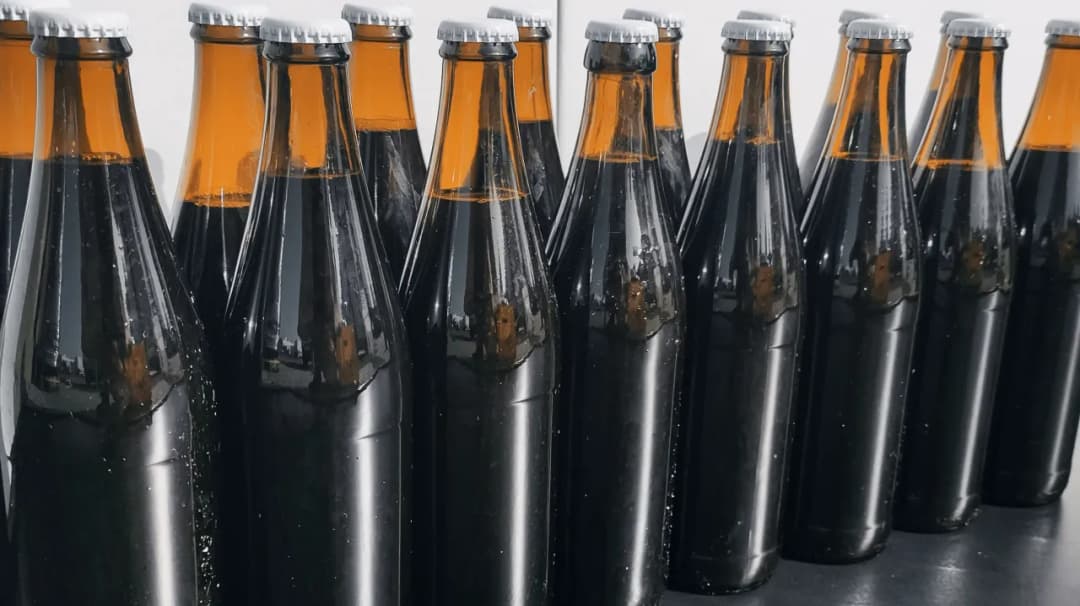 Ile może stać piwo w butelce? Sprawdź, co wpływa na jego świeżość