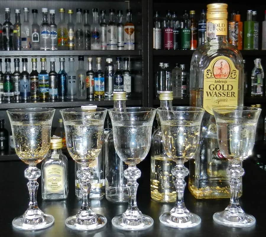 Goldwasser drink – odkryj wyjątkowy smak likieru z płatkami złota