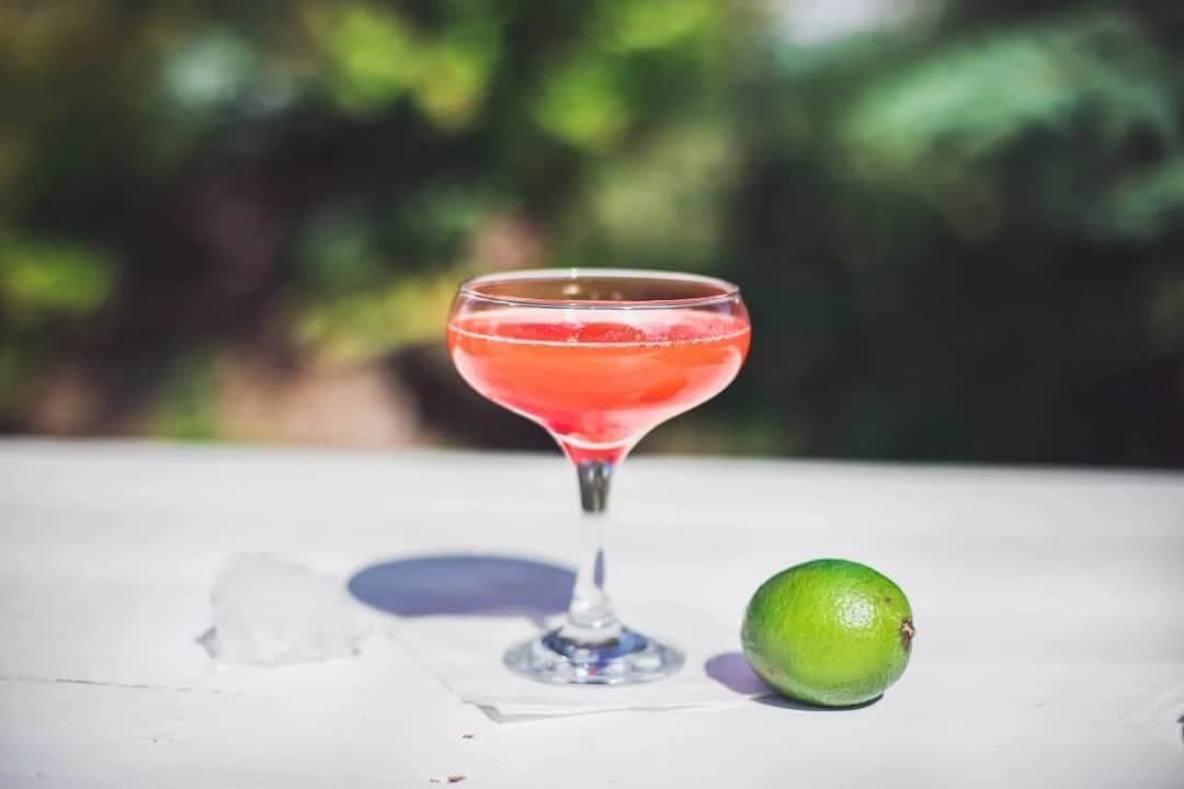 Odkryj najlepsze drinki z musem truskawkowym, które zachwycą smakiem