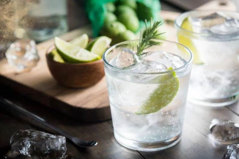 Jak przygotować idealny drink z tonikiem i wodką, który zaskoczy gości