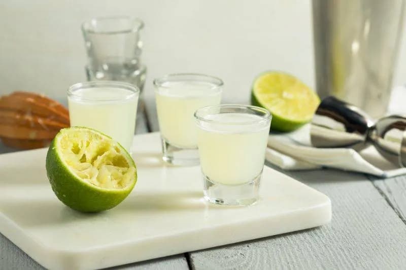 Najlepsze przepisy na drinki z kamikaze, które zaskoczą Twoich gości