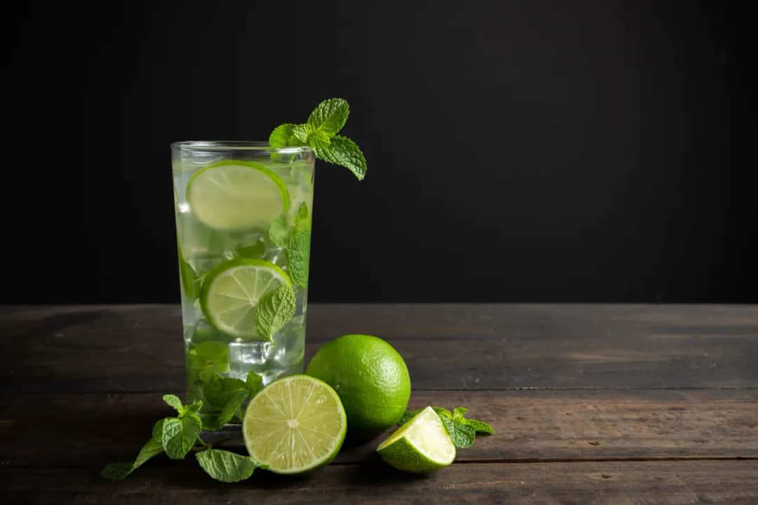 Ile kosztuje drink mojito? Sprawdź ceny w barach i sklepach