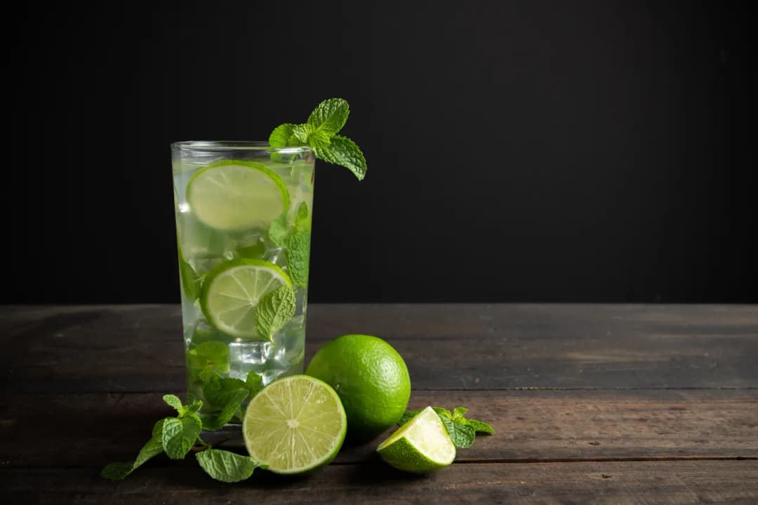 Ile kosztuje drink mojito? Sprawdź ceny w barach i sklepach