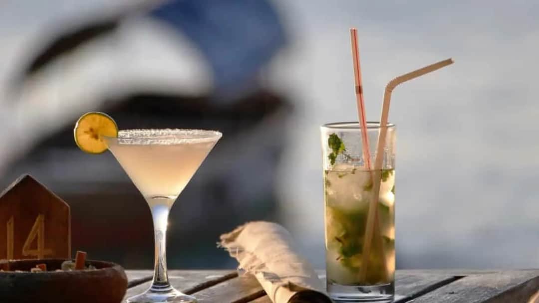 Kto robi drinki? Poznaj tajemnice pracy barmana i jego sztuki