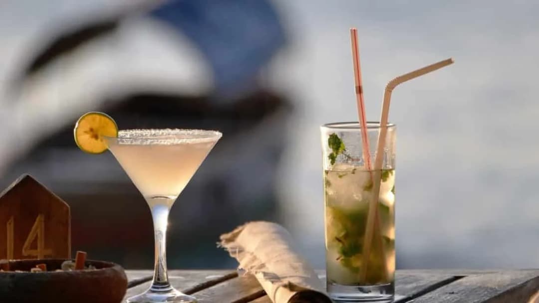 Kto robi drinki? Poznaj tajemnice pracy barmana i jego sztuki