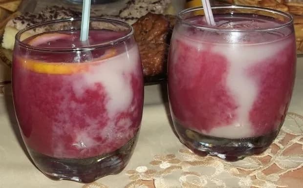 Pyszny drink z sokiem bananowym i porzeczkowym - prosty przepis na orzeźwienie
