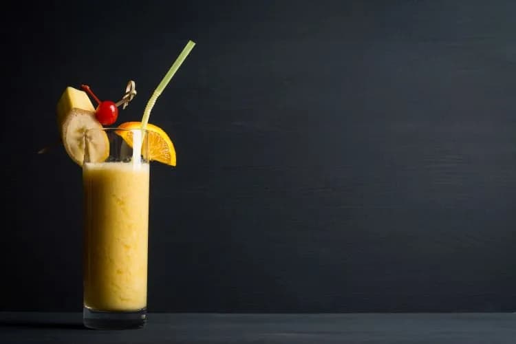 Orzeźwiający drink z sokiem bananowym i malinowym na każdą okazję