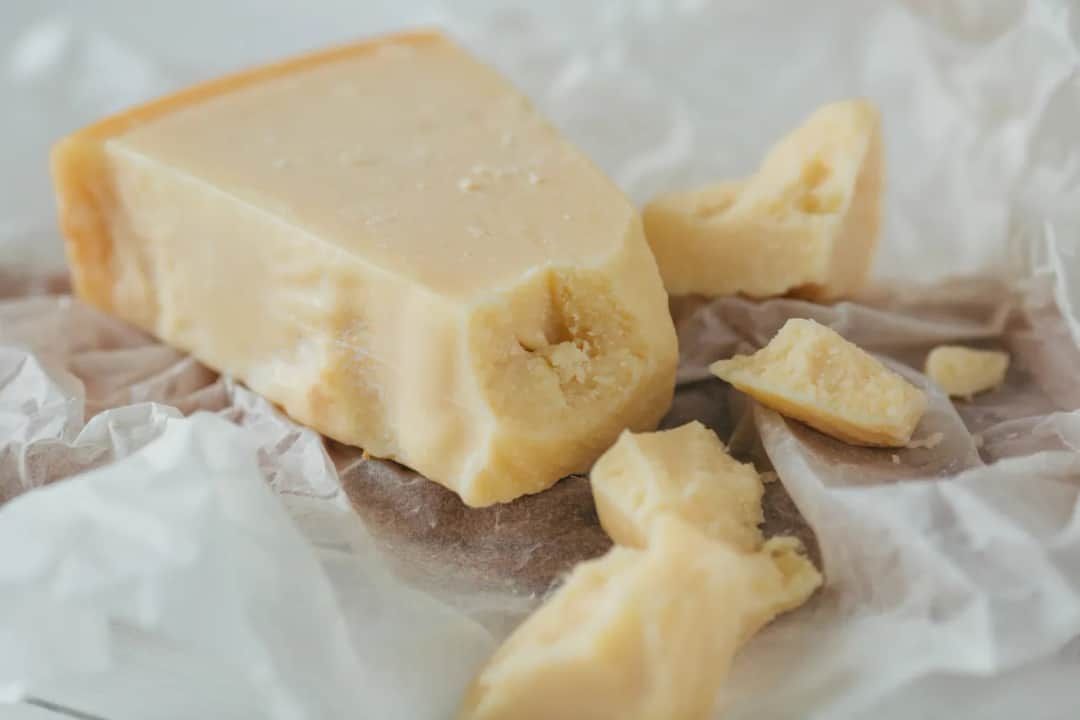 Ile kalorii ma parmezan? Zaskakujące informacje o jego wartości energetycznej