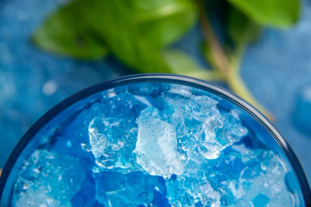 Najlepsze przepisy na drinki z bols blue, które zachwycą Twoich gości