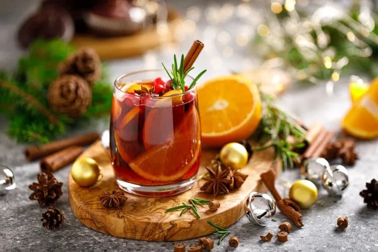 Rozgrzewające drinki zimowe, które umilą każdy chłodny wieczór