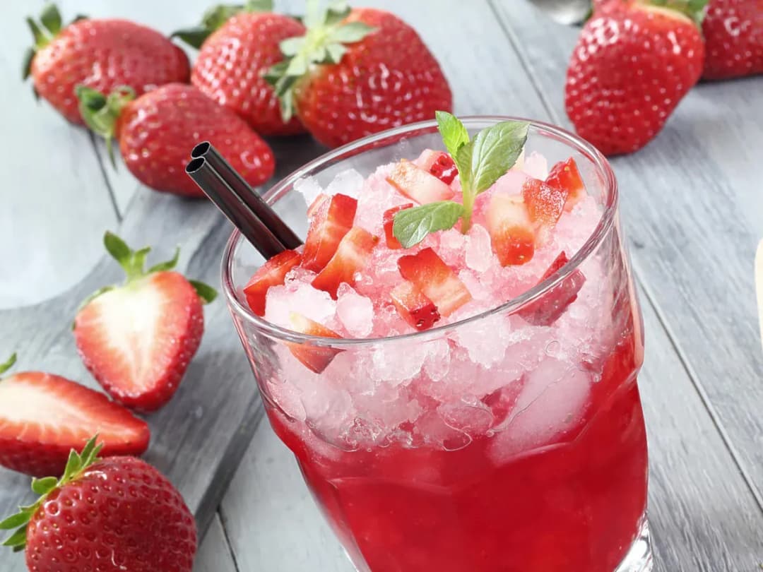 Pyszny drink z mrożonych truskawek i wódki, który musisz spróbować