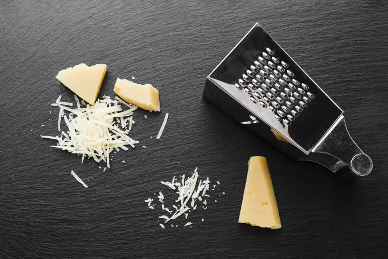Jakim serem zastąpić parmezan, aby nie stracić smaku potraw?