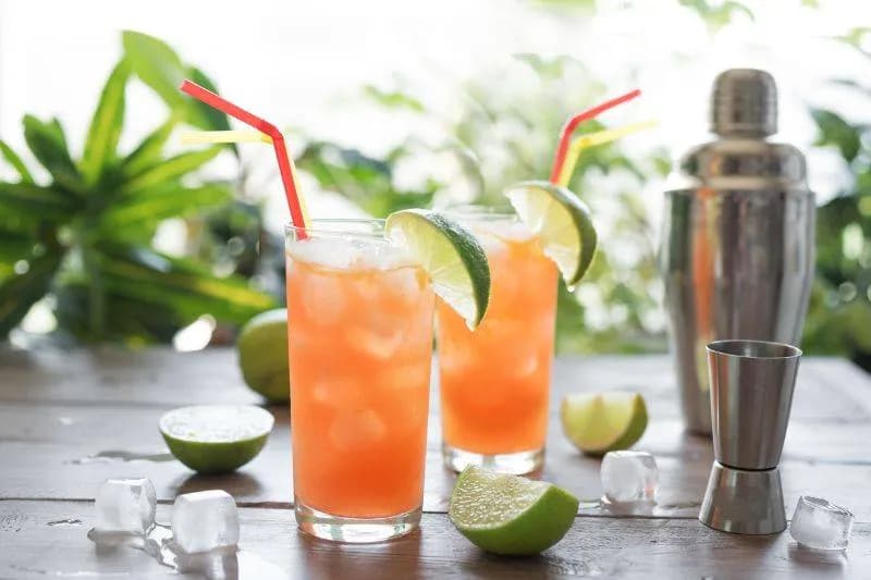 Pyszne drinki ze spritem, które zachwycą Twoich gości latem