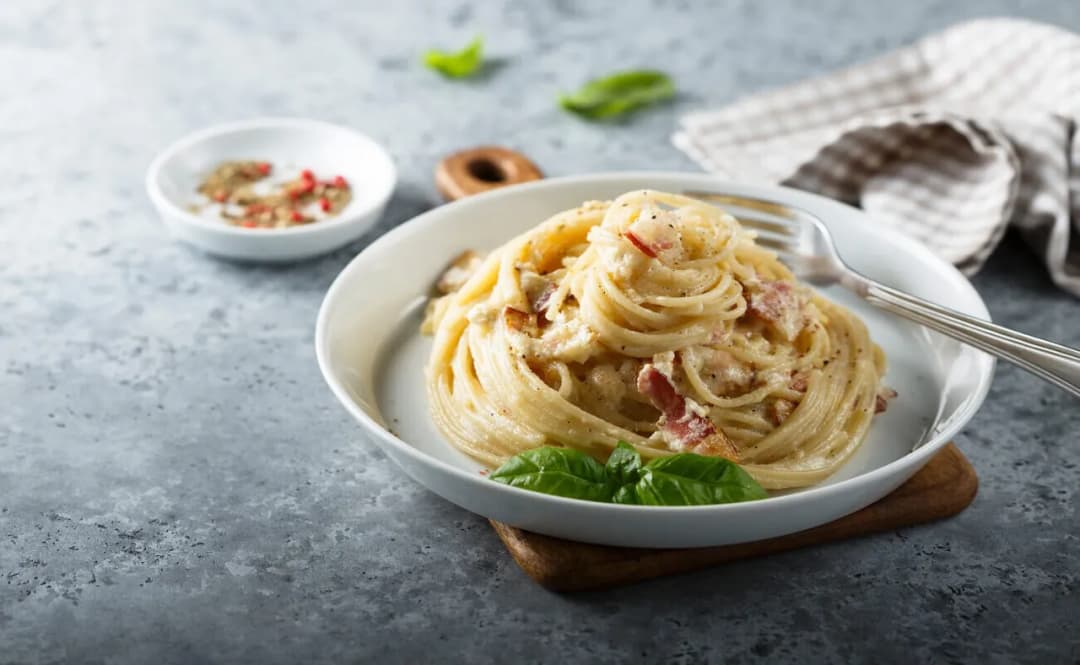 Jaki ser do carbonary zamiast parmezanu? Oto najlepsze zamienniki