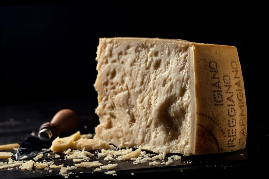 Skąd pochodzi ser parmezan? Odkryj jego fascynującą historię