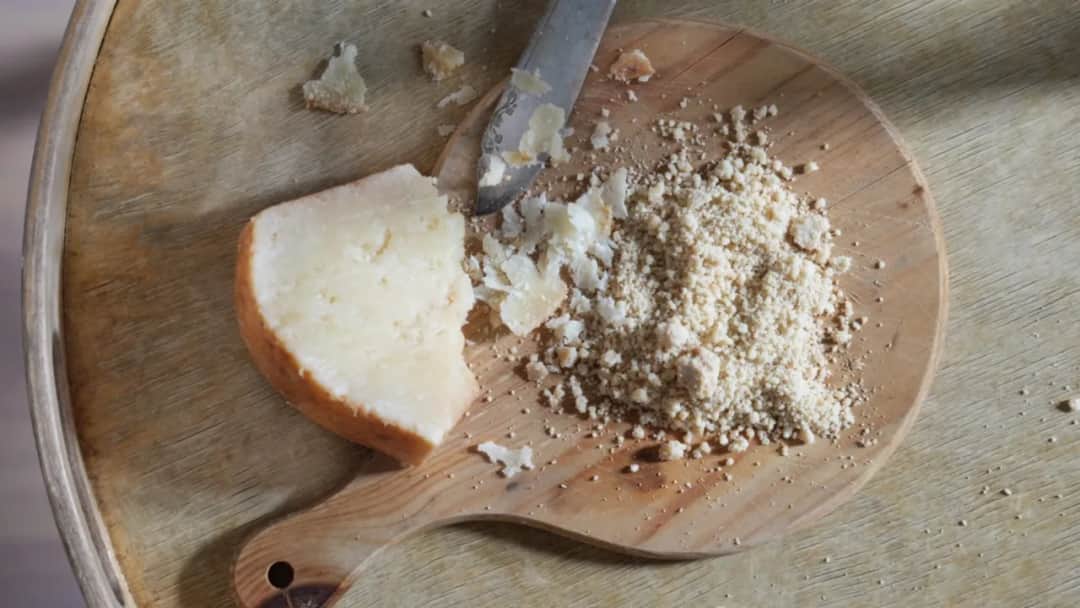 Czy parmezan jest zdrowy? Odkryj jego ukryte korzyści i zagrożenia