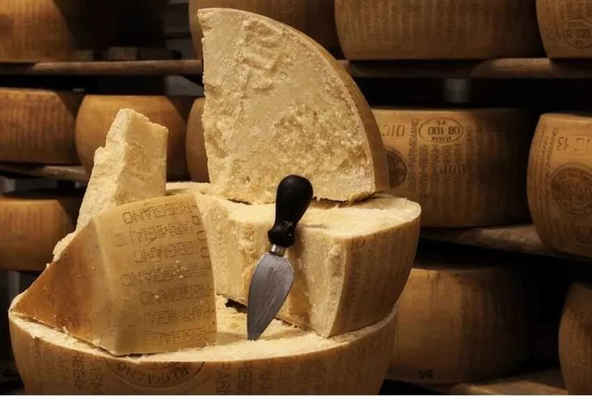 Czy parmezan można zastąpić grana padano? Odkryj smaki i różnice