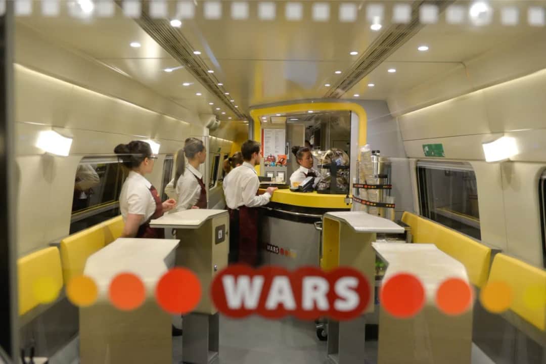 Czy można pić piwo w pociągu? Sprawdź zasady i wyjątki