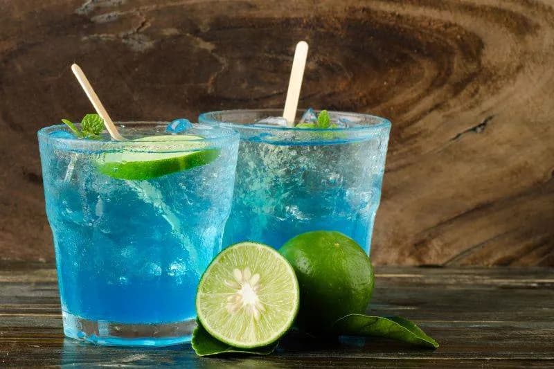 Najlepsze drinki z Blue Curacao i Grenadiną, które zachwycą gości