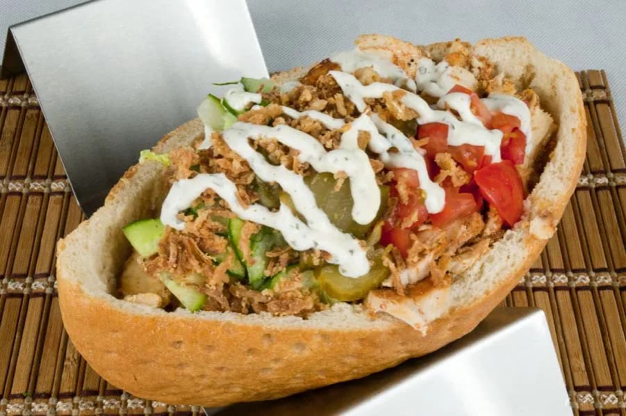 Ile kcal ma kebab w bułce? Sprawdź, co wpływa na kaloryczność