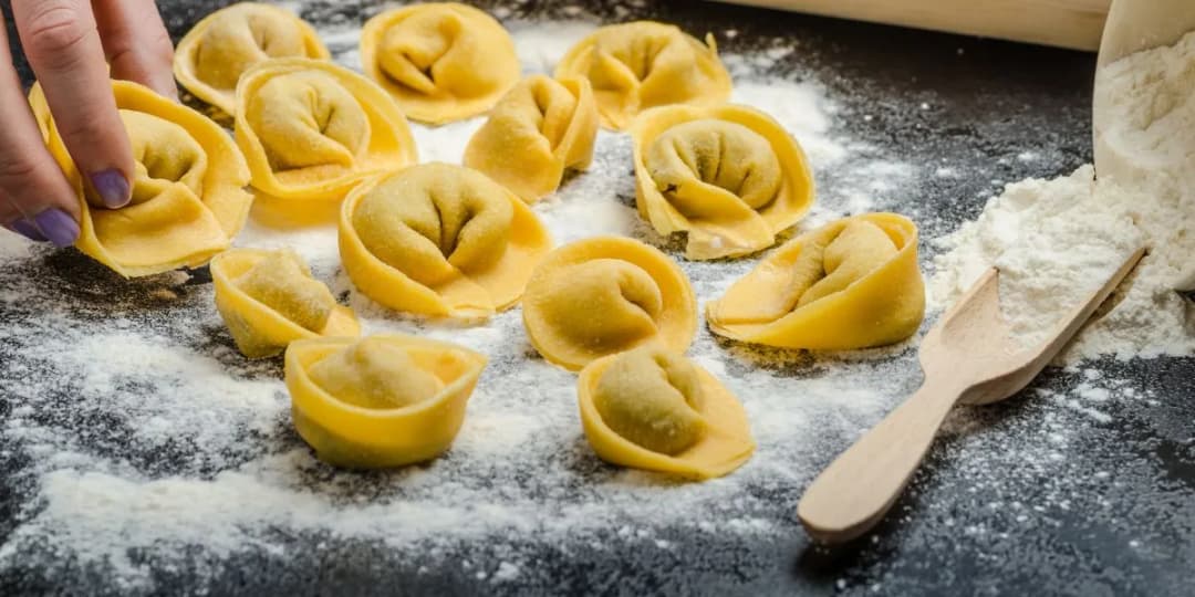 Makaron tortellini z czym podawać – najlepsze sosy i dodatki, które zachwycą