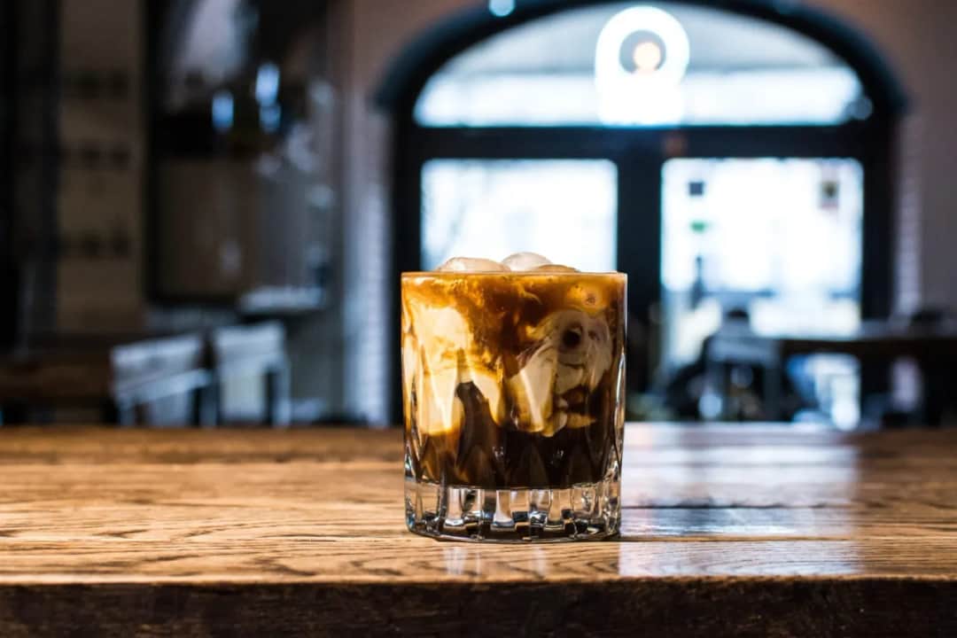 Rosyjskie drinki: odkryj smaki White Russian i Black Russian