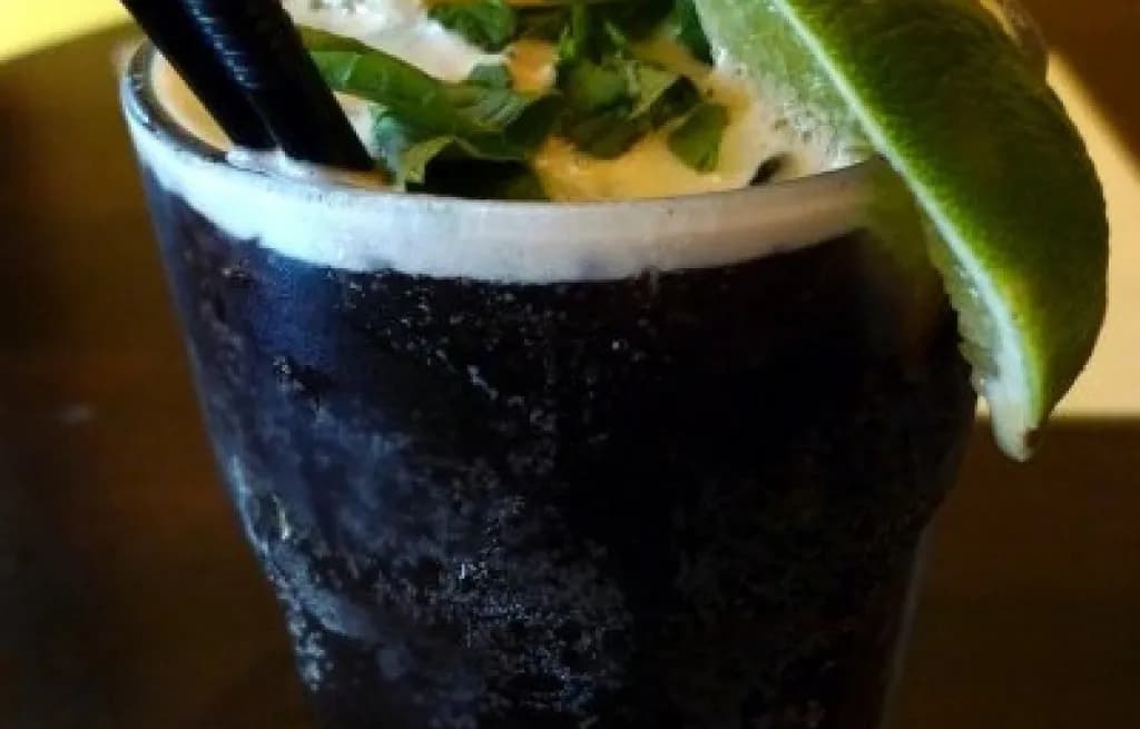 Czarny rusek drink – prosty przepis na wyjątkowy koktajl z wódką