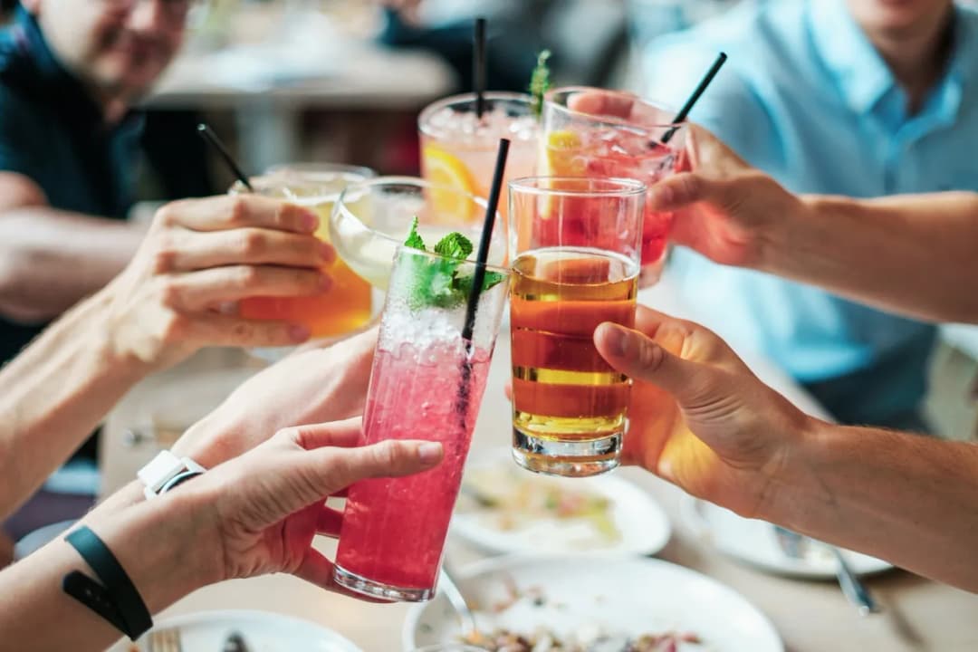 Gdzie na drinka w Łodzi? Odkryj najlepsze miejsca na wieczór