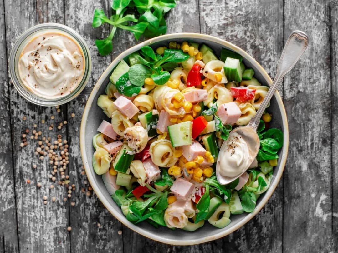 Jak zrobić sałatkę z tortellini – proste przepisy na pyszne danie