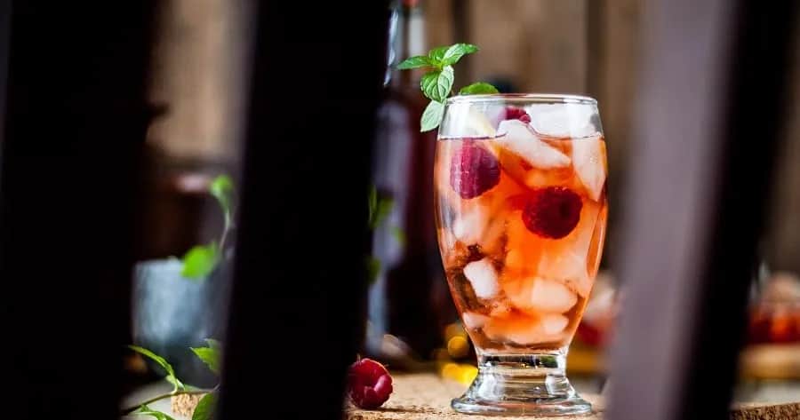 Najlepsze drinki z sokiem malinowym, które zachwycą Twoich gości