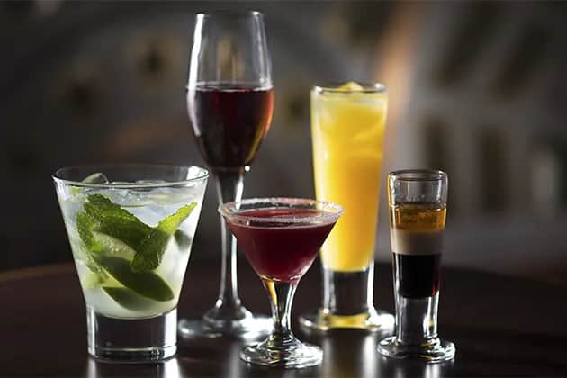 Co to angielski drink? Zrozum znaczenie i konteksty użycia