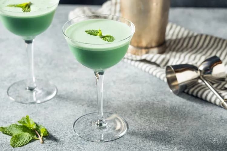 Odkryj sekrety drinka Grasshopper: przepis, składniki i historia