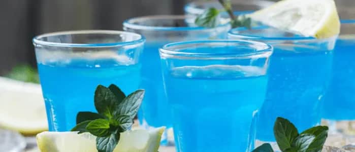 Najlepsze drinki z blue kurakao, które zachwycą smakiem i wyglądem