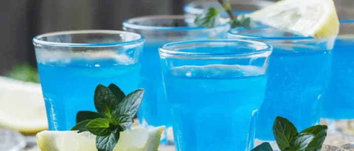 Najlepsze drinki z blue kurakao, które zachwycą smakiem i wyglądem