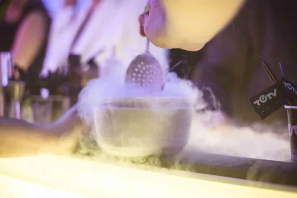 Jak bezpiecznie używać suchego lodu w drinkach - przepisy i porady