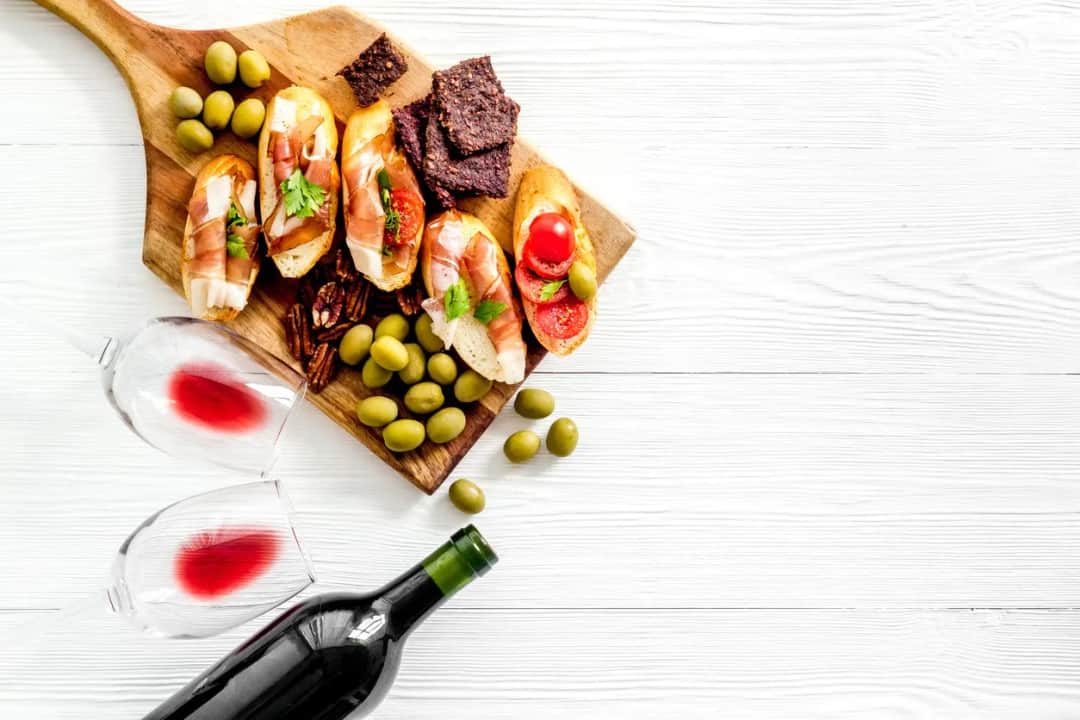 Przekąski, które idealnie pasują do wina - poznaj najlepsze połączenia