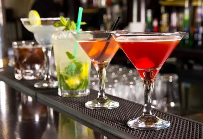 Ile kalorii ma drink? Zaskakujące fakty o kaloryczności alkoholu