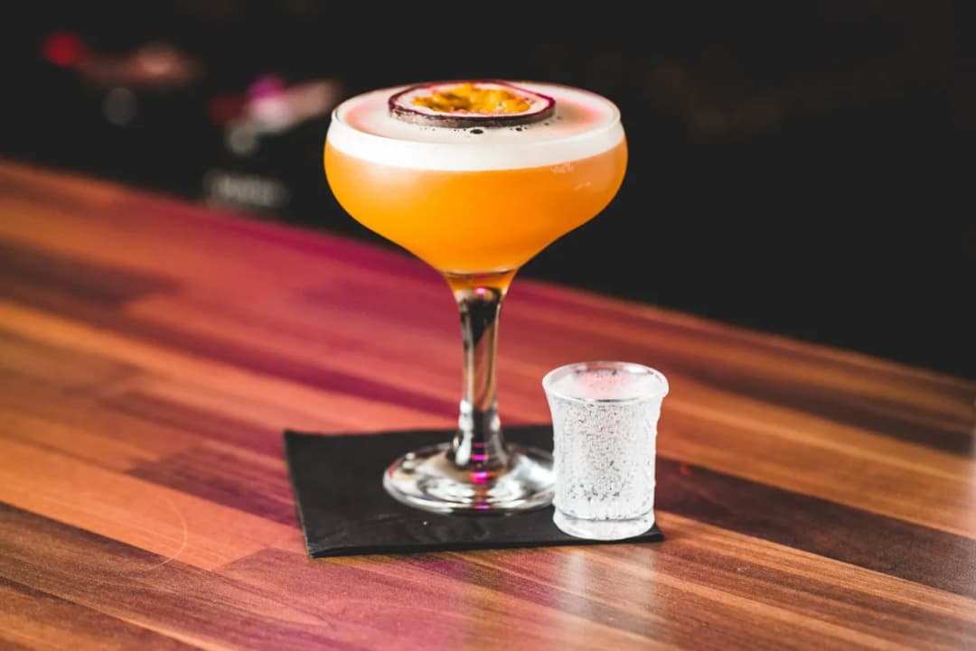 Najlepsze przepisy na drink z marakują, które zachwycą Twoich gości