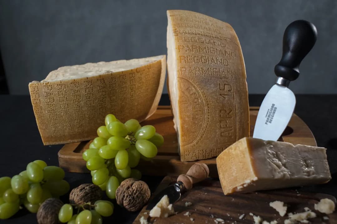 Czy parmezan to parmigiano reggiano? Odkryj kluczowe różnice