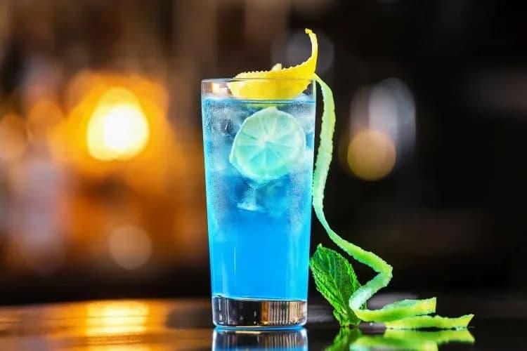 Najlepsze przepisy na drink z blue curacao i wódką, które musisz spróbować