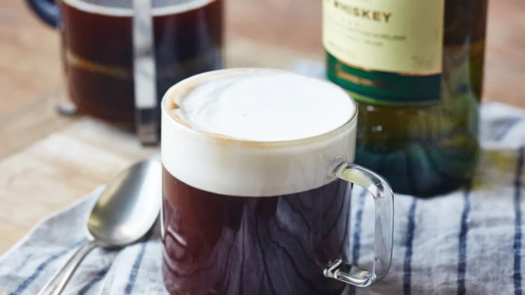 Jak przygotować idealny irish coffee drink - historia i wariacje